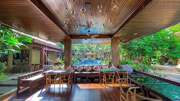 Breakfast, lunch, dinner served; Thai cuisine