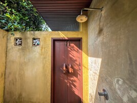 Ducha, artículos de tocador gratuitos, secador de pelo, toallas