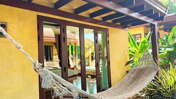 Villa, bassengutsikt | Oppholdsområde | En 32-tommers LCD-TV med kabel-kanaler samt TV