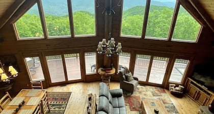 "Over the Edge" Cabin with Amazing Views! Last minute July 16th-20th discount !