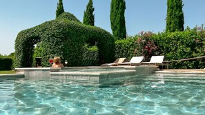 Piscine extérieure, piscine à débordement