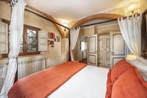 6 chambres, coffres-forts dans les chambres, bureau