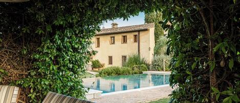 Una piscina al aire libre, una piscina infinita