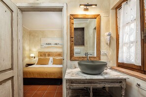 6 Schlafzimmer, Zimmersafe, Schreibtisch, Bügeleisen/Bügelbrett