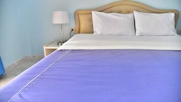 Family Room | Desk, blackout curtains, rollaway beds, free WiFi