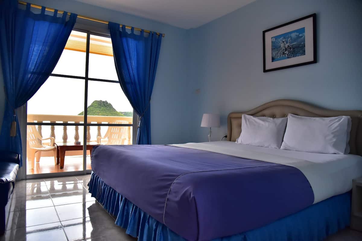 Habitación familiar | Escritorio, cortinas opacas, camas supletorias y wifi gratis
