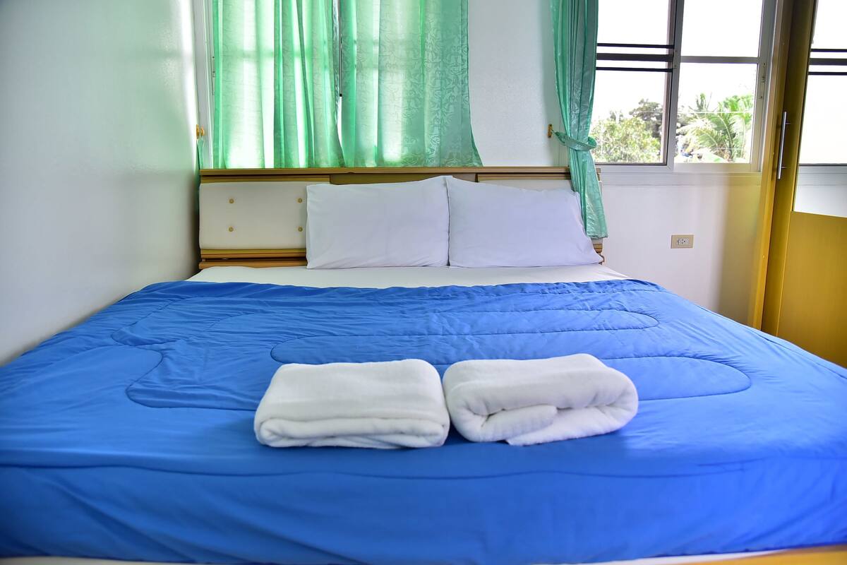 family room | desk, blackout curtains, rollaway beds, free wifi