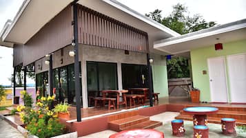 Petit déjeuner, déjeuner et dîner servis sur place, plats Cuisine thaï