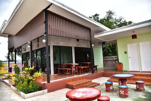 Serveert ontbijt, lunch, diner, Thaise gerechten 