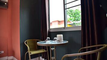 ห้องสแตนดาร์ดดับเบิล | บริเวณนั่งเล่น | ทีวีจอแบน 32 นิ้ว พร้อมช่องดาวเทียม, ทีวี