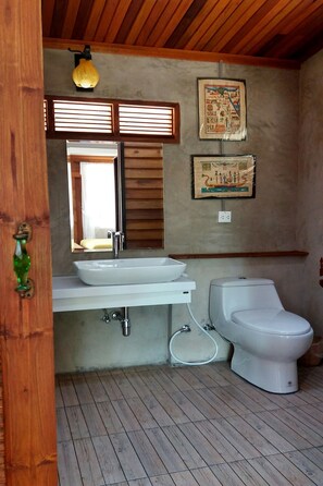 Quarto quádruplo família, 1 quarto | Banheiro | Chuveiro, produtos de toalete grátis, secador de cabelo