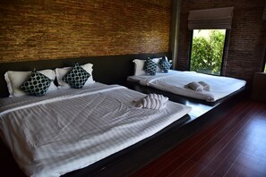 مكتب وستائر تعتيم وتجهيزات عازلة للصوت وأسرّة قابلة للطي