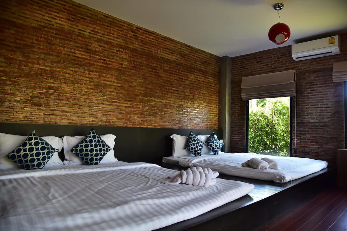Family Room | Escritorio, cortinas blackout, insonorización y camas extra