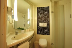 Shower, eco-friendly toiletries, hair dryer, slippers - ibis Ya'an Langqiao (Ya'an)