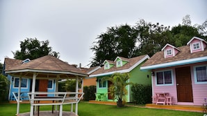 Una hilera de casas móviles coloridas con un pequeño pabellón en primer plano.