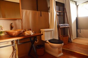 Shower, free toiletries, hair dryer, bathrobes - Vinetree Gaoligong Tented Resort (Baoshan)