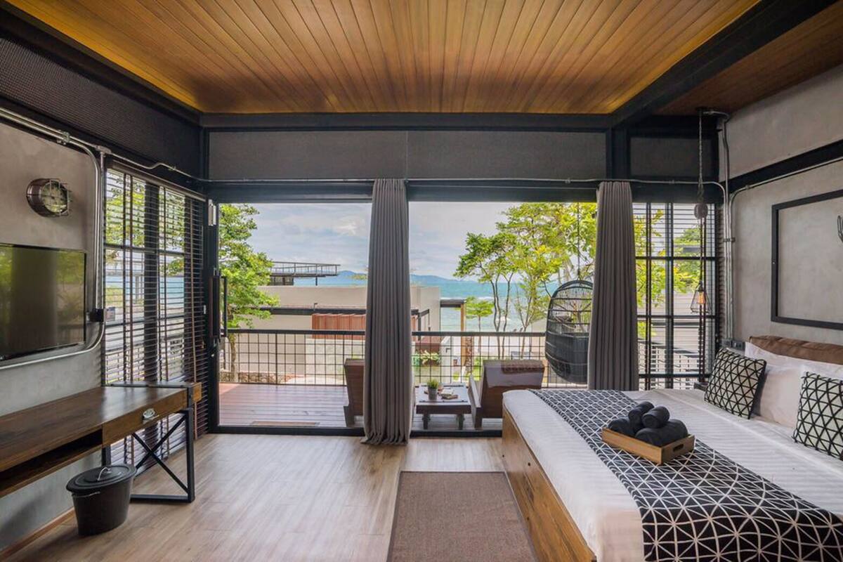 Seaside Deluxe Loft | Egyptian cotton sheets, premium bedding, minibar, in-room safe