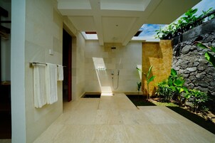 Ducha, artículos de tocador gratuitos, secador de pelo, batas