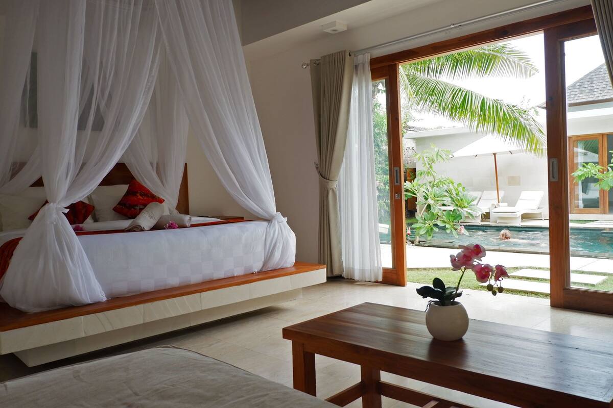 Premium bedding, minibar, in-room safe, desk