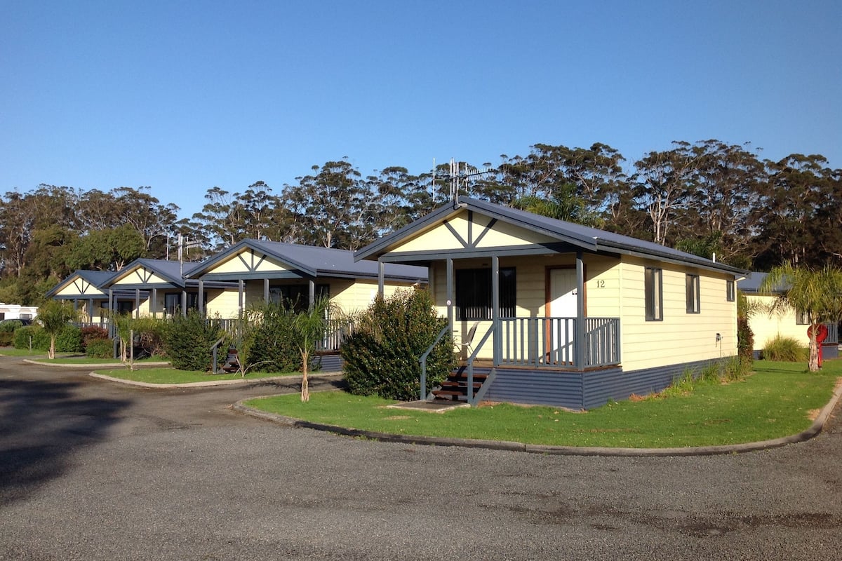 Cabin, 2 Bedrooms (Chalet ) | Iron/ironing board, WiFi (free), bed sheets