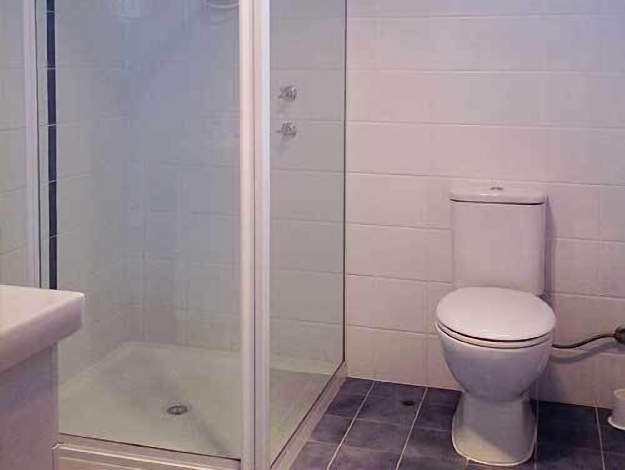 Cabin, 3 Bedrooms (Villa) | Bathroom | Shower, free toiletries, hair dryer, towels