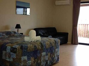Estudio, vistas al río | Tabla de planchar con plancha, wifi gratis, ropa de cama