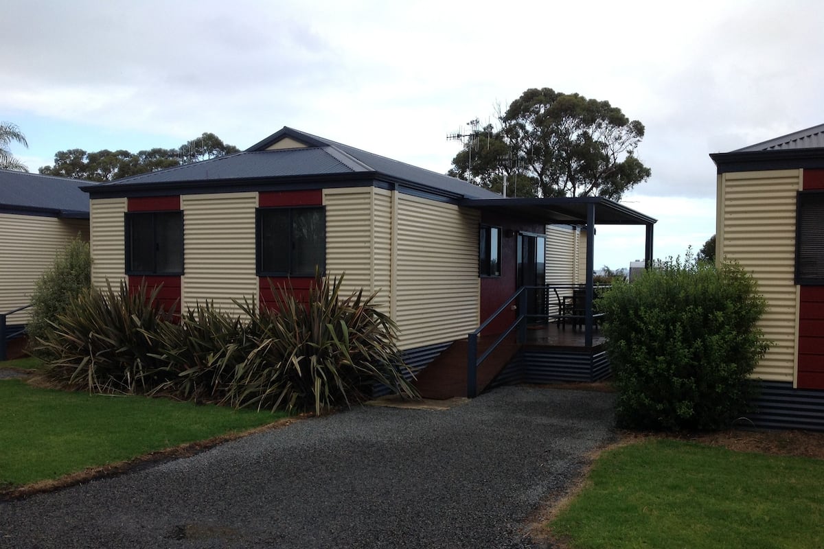 Cabin, 3 Bedrooms (Villa) | Iron/ironing board, WiFi (free), bed sheets