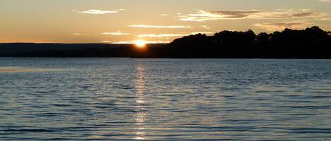 Une étendue d'eau calme où le soleil se reflète.