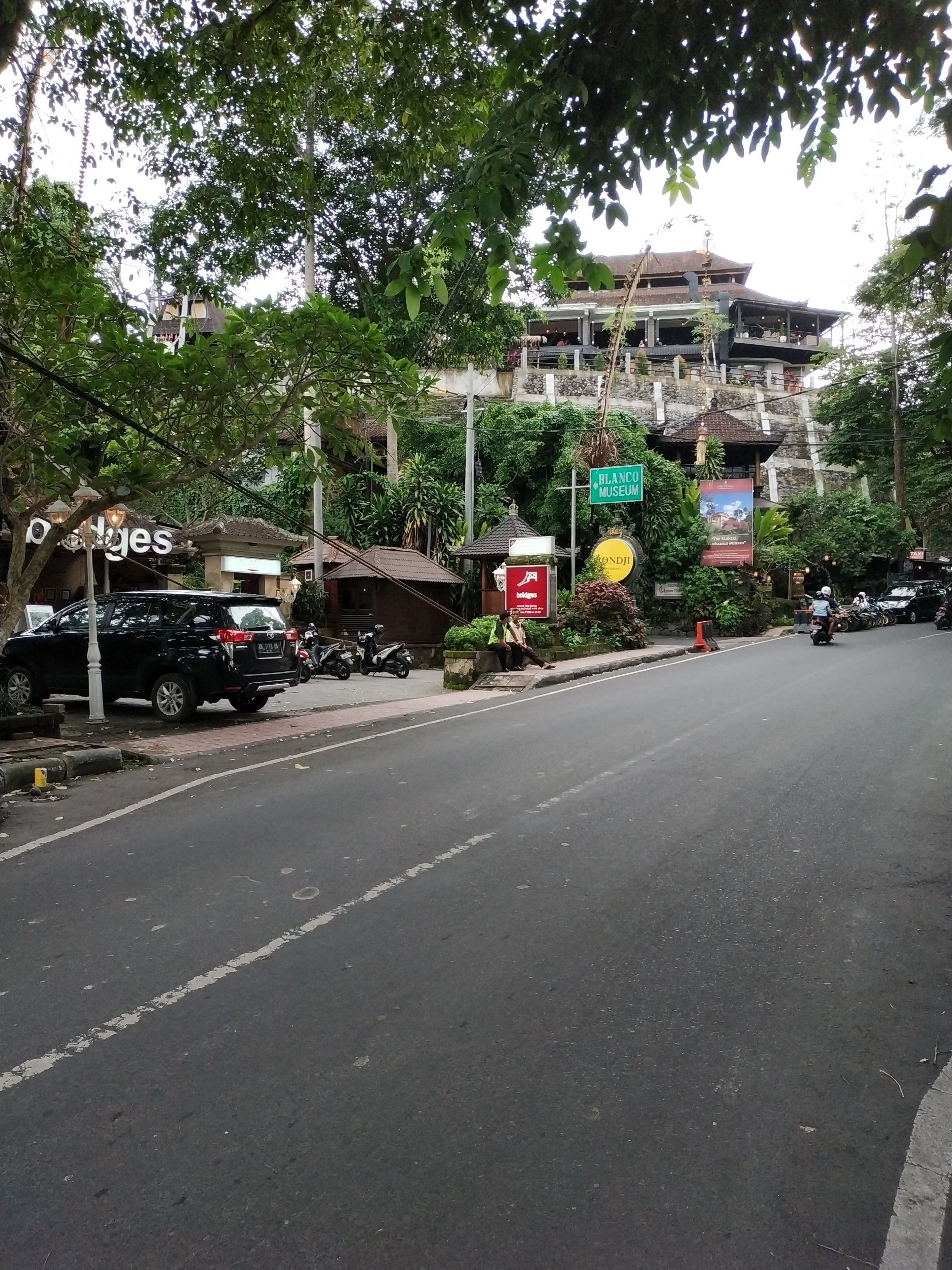 Una calle con un edificio que tiene un letrero que dice 'Blanco Museum'.