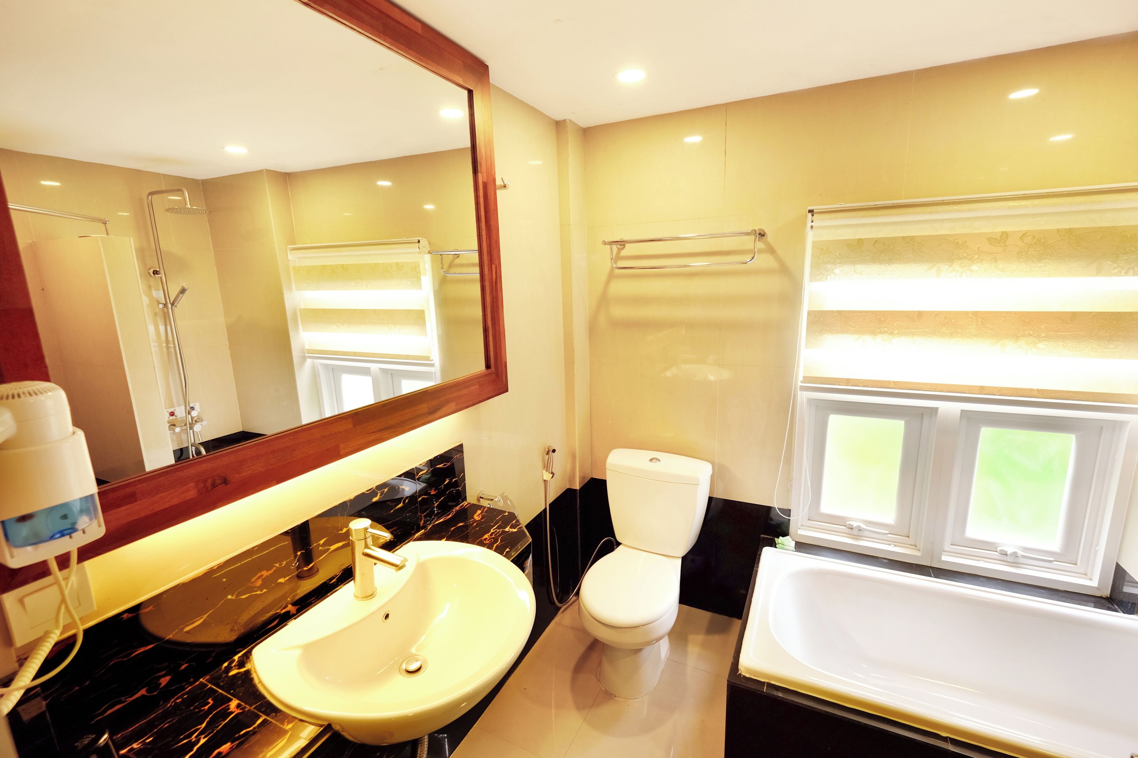 Baño con lavamanos, inodoro y bañera.