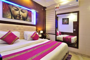 Deluxe Room | Minibar, free WiFi, bed sheets - Check In Room Sangatrashan (New Delhi)