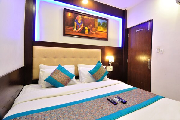 Minibar, desk, free WiFi