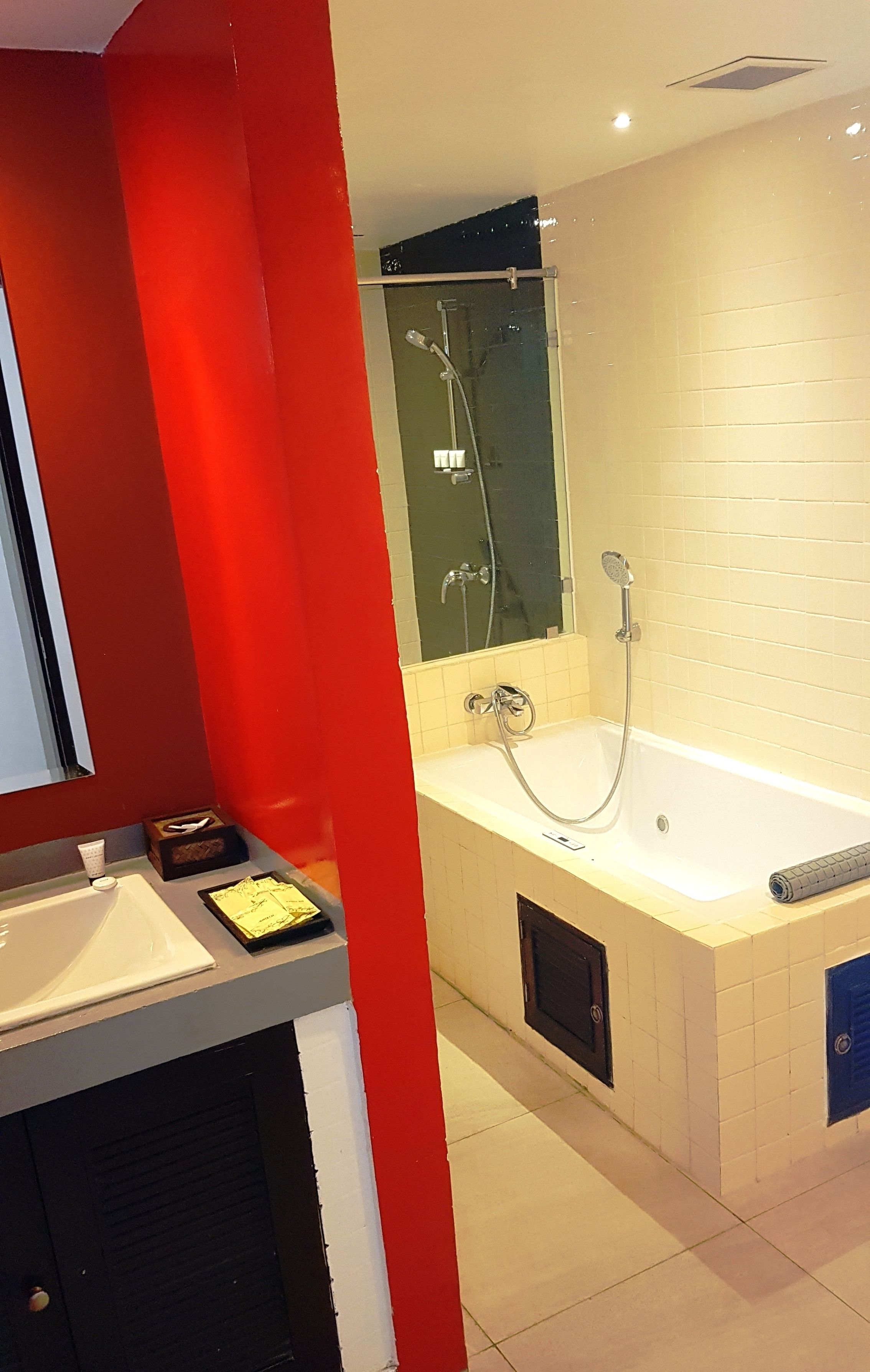 suite | bathroom | shower, free toiletries, hair dryer, slippers