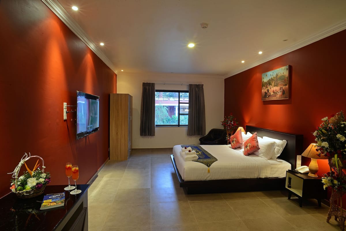 suite | minibar, in-room safe, desk, soundproofing