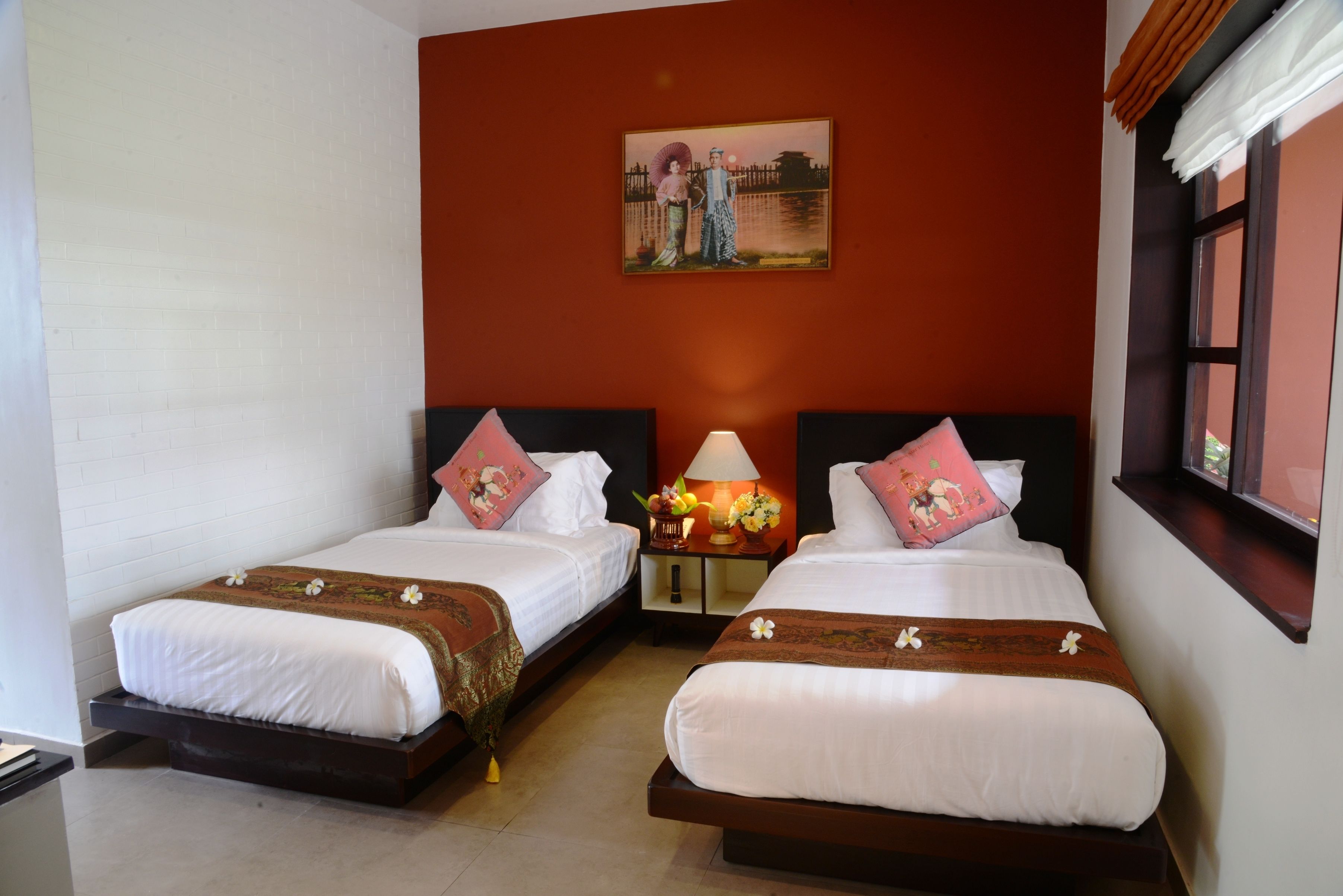 deluxe room | minibar, in-room safe, desk, soundproofing