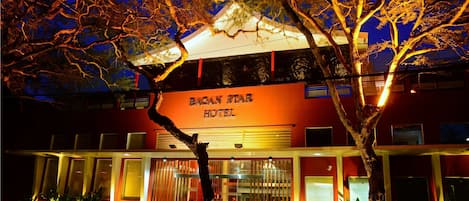 Façade de lâhĂ©bergement - soirĂ©e/nuit