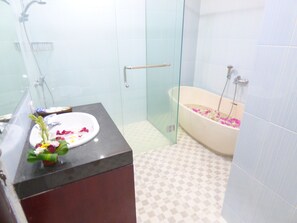 Villa Design, 2 chambres, en bord de piscine | Salle de bain