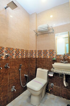 Super Deluxe Room | Bathroom | Shower, free toiletries, towels, soap
