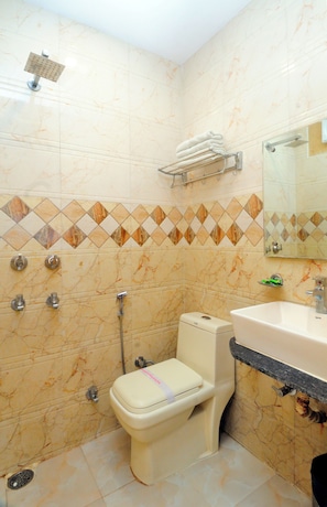 Deluxe Triple Room | Bathroom | Shower, free toiletries, towels, soap