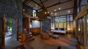 Ropa de cama de alta calidad y caja de seguridad en la habitación 