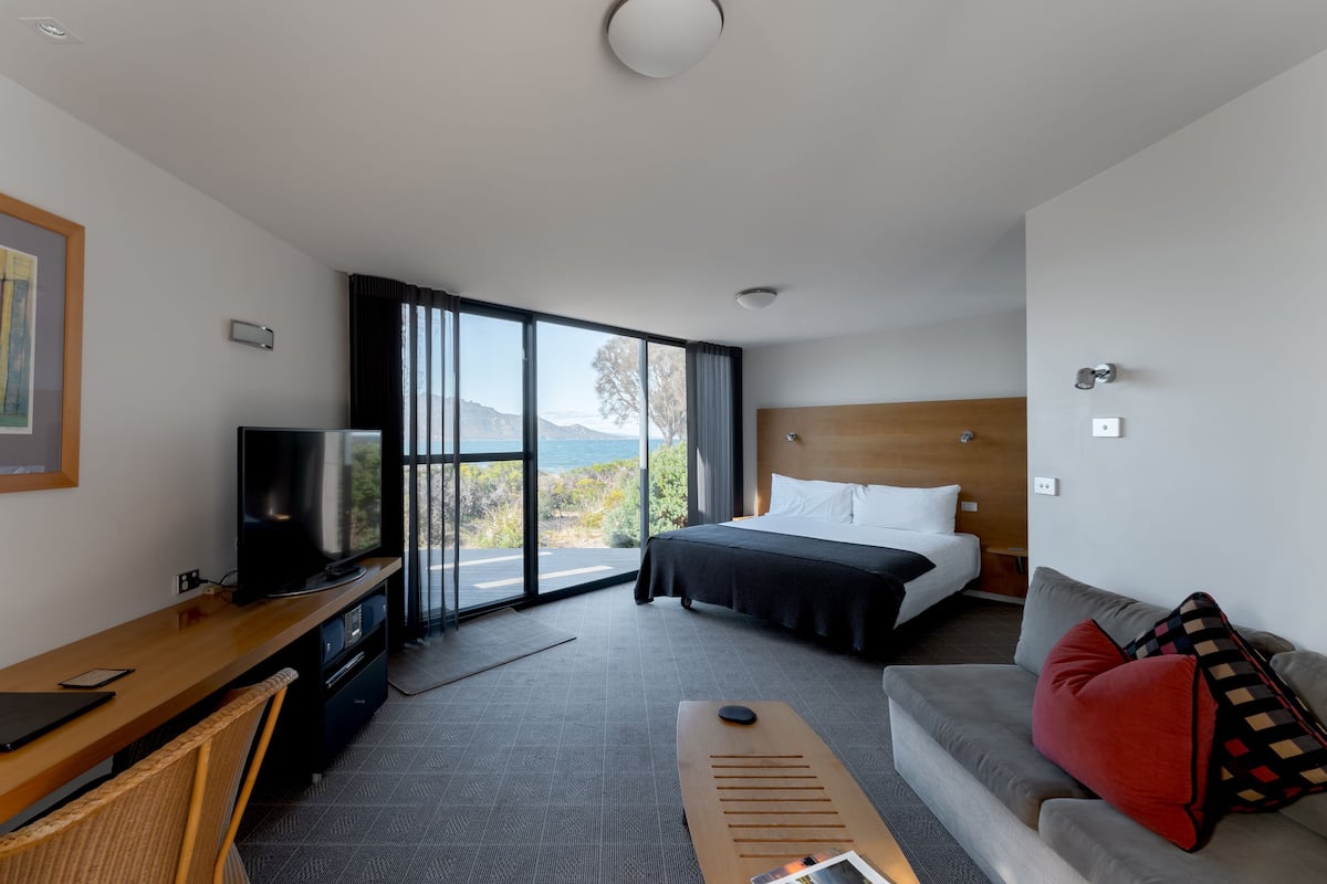 ocean view studio | 2 bedrooms, desk, blackout curtains, soundproofing