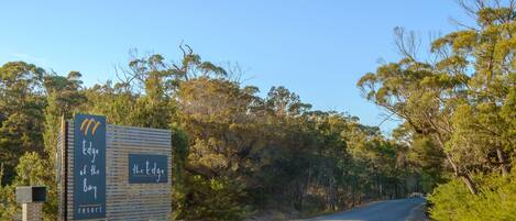 Señal de camino para 'Edge of the Bay' y el resort 'the Edge'.