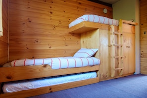Two Bedroom Vintage Chalet | 2 sovrum, skrivbord, mörkläggningsgardiner och ljudisolering