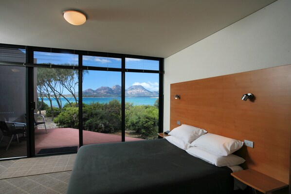 Ocean View Studio | Desk, blackout drapes, soundproofing, iron/ironing board - Edge of the Bay (Coles Bay)