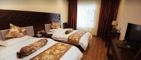 Elegant Twin Room | Desk, blackout drapes, free WiFi