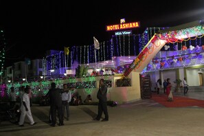 Mặt tiền nơi lưu trú - ban đêm