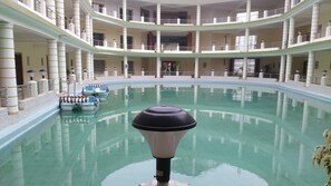 Hồ bơi trong nhà, hồ bơi ngoài trời 