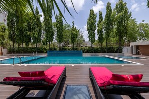 Una piscina al aire libre