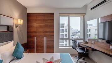 Luxury Suite | 1 bedroom, minibar, in-room safe, desk