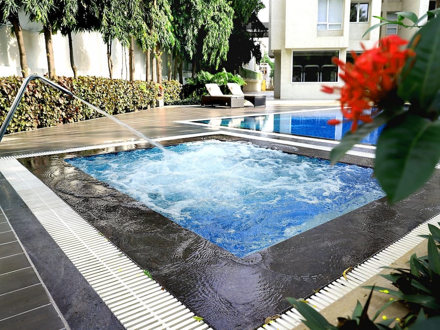 Una piscina al aire libre